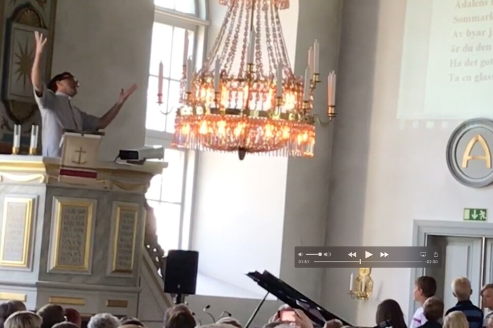 Hela kyrkan sjöng med när Patrik Magnusson bjöd på sin version av ”Stockholm i mitt hjärta”.