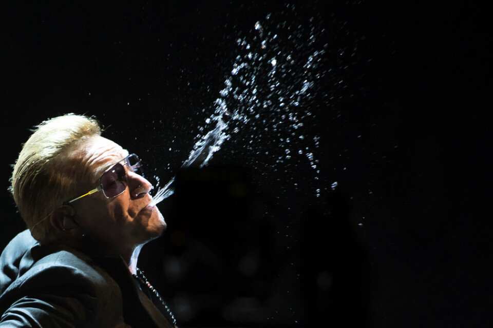 U2:s sångare Bono spottar inte ut sitt vatten när han får reda på resultatet i BBC Radio|2:s omröstning. Bilden är tagen vid en konsert i Vancouver 2015.