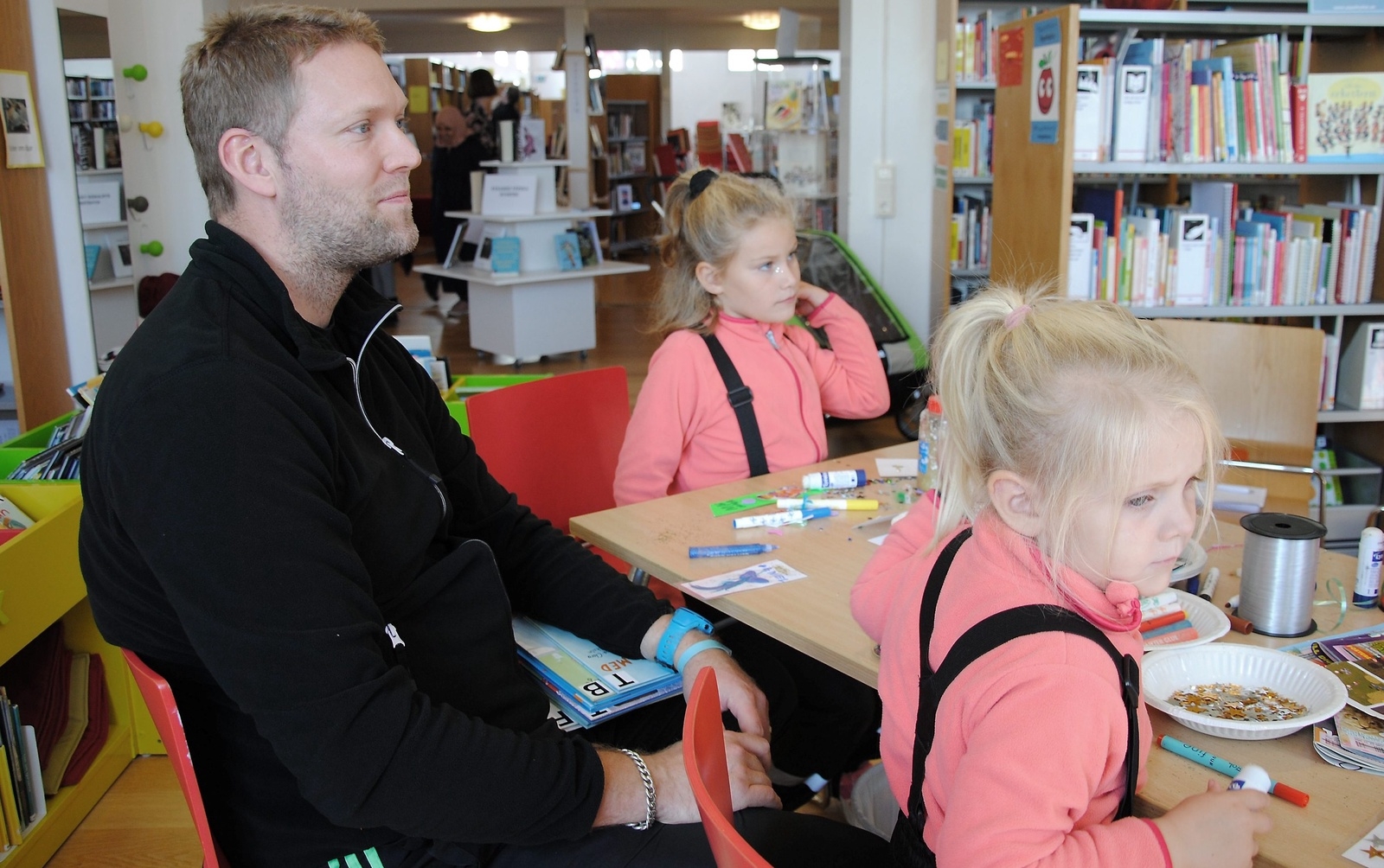 – Det här var kul, säger Daniel Sjöberg, Broby, som pysslade med döttrarna Maja och Ebba. FOTO: SUSANNE GÄRE