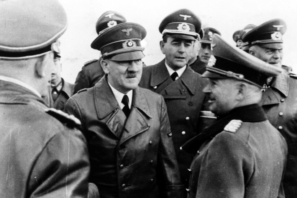 När Tyskland kapitulerade var ledaren Adolf Hitler död sedan någon vecka tillbaka. Den här bilden är tagen 1942, då Hitler pratade med sin nye stabschef Kurt Zeitzler (till höger närmast kameran). Mellan dem tittar rustningsministern Albert Speer fram. Längst till höger syns Wilhelm Keitel – som två och ett halvt år senare skulle vara med och skriva under kapitulationen.