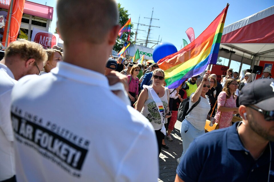 En bild från den så kallade mångfaldsparaden genom Visby, där man passerade en NMR-manifestation.