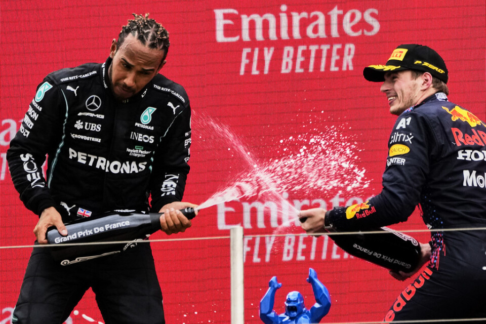 Max Verstappen, till höger, firar segern i Frankrikes grand prix och "vaskar" tvåan och regerande världsmästaren Lewis Hamilton på prispallen.
