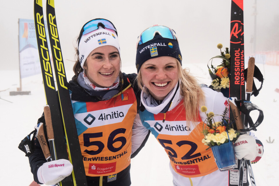 Ebba Andersson och Emma Ribom, etta och trea i damernas 10 kilometer klassiskt i U23-VM i skidor.