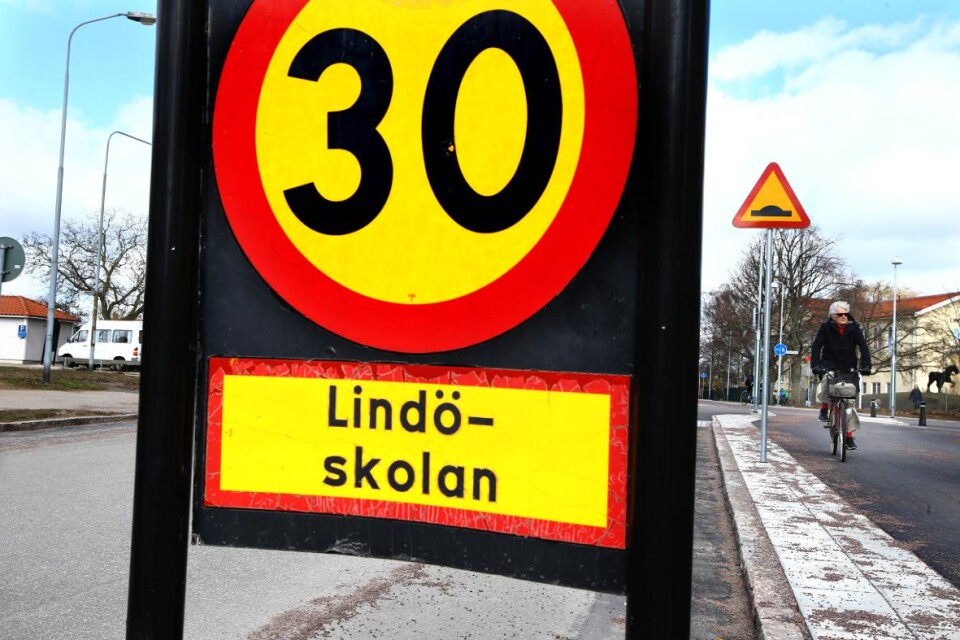 De nya lägre hastigheterna, inte minst kring Kalmars skolor, pekas ut som en bidragande faktor till att antalet cykelolyckor i Kalmar ligger ganska lågt. Foto: Mats Holmertz