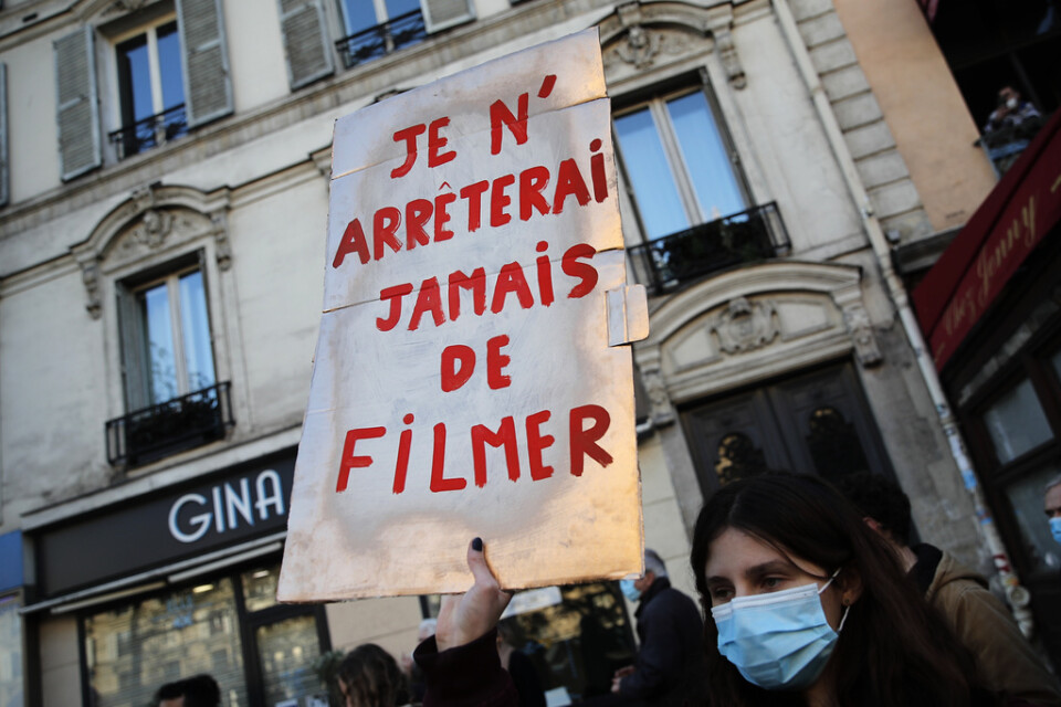 "Jag kommer aldrig att sluta filma". En av många plakat som användes under demonstrationen mot det lagförslag om att begränsa delande av bilder på poliser i tjänst.