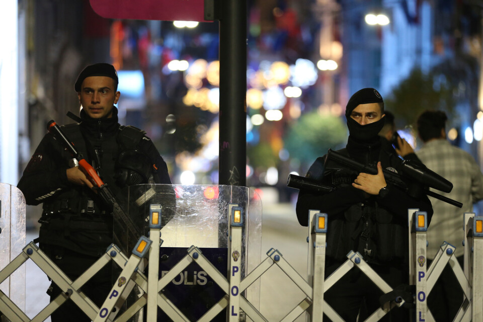 Poliser står vakt sent på söndagen efter explosionen i centrala Istanbul.