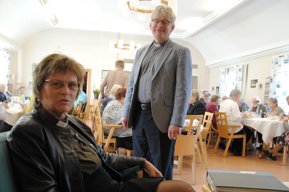 Gunnel Brännström har varit aktiv i Hästveda Kyrkliga arbetsförening i 41 år. De senaste 27 åren som diakon. Hon och kyrkoherde Klas Sturesson deltog i jubileumslunchen.    Foto: Stefan Olofson