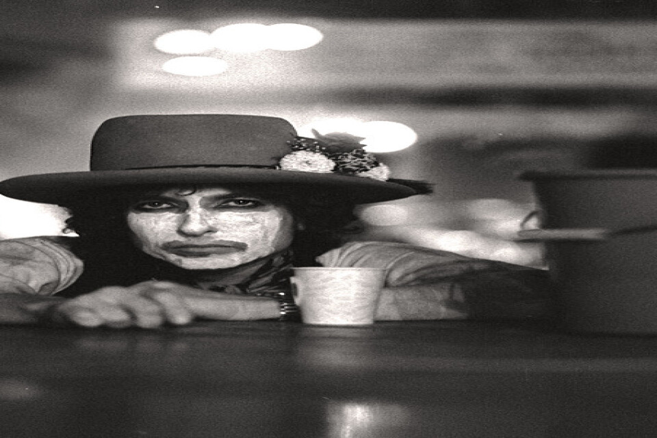 Dylans look under "Rolling thunder revue", vitsminkad och med blomsterprydd hatt, har blivit klassisk.