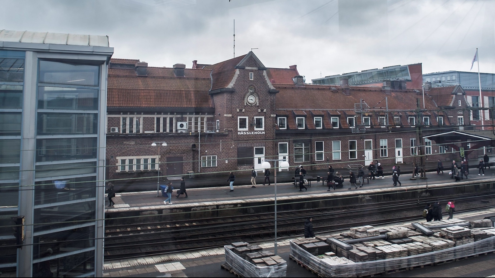 Trafikverket genomför flera olika åtgärder för att öka tillgängligheten på Hässleholms station. En av dem är att sänka plattformarna. Spår fyra och sex är därför avstängt.Foto: Sofia Åström