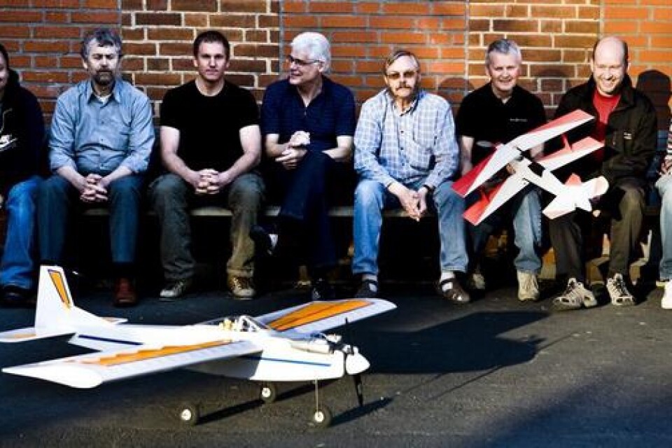 Åtta modellflygare beslutade på måndagskvällen att starta Ystads radioflygklubb. Initiativtagaren, Niilo Thulander, ses som tredje från höger. Bild: Albin Brönmark