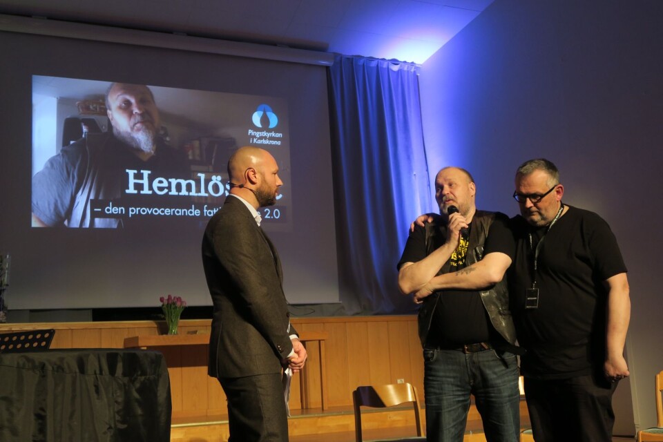 Moderatorn Ted Bergdahl samtalar med Jan Schenström och filmaren Martin Rosengren om hemlöshet.