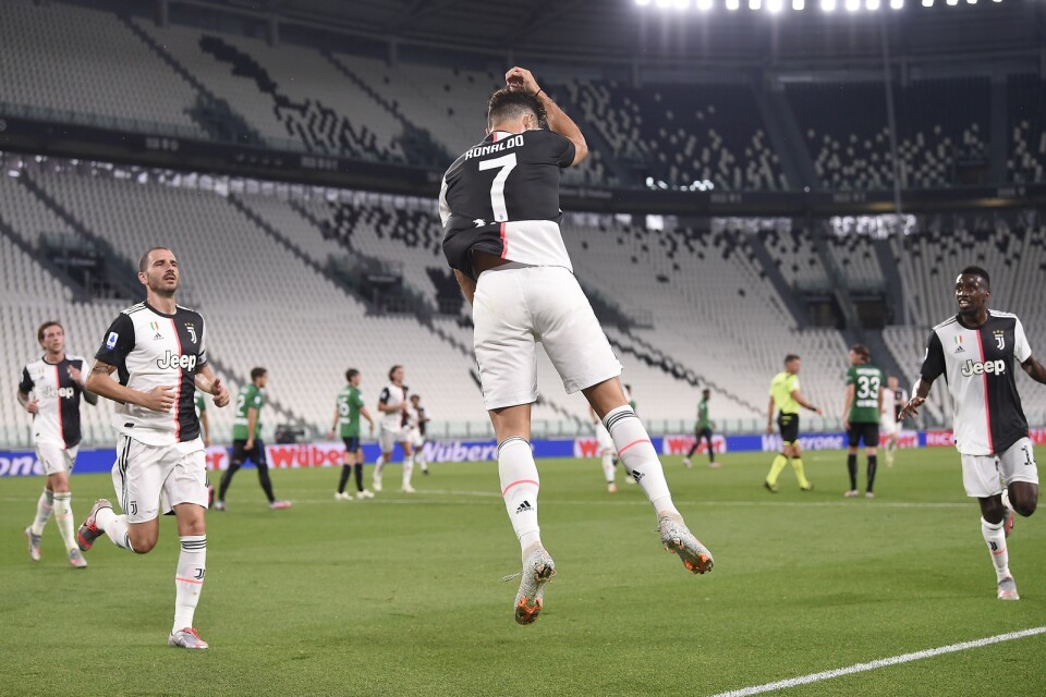 Cristiano Ronaldo firar sitt första straffmål mot Atalanta.