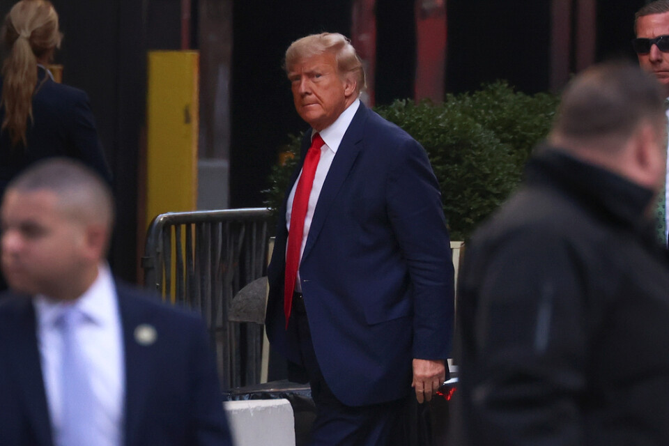 Donald Trump anländer till Trump Tower i New York.