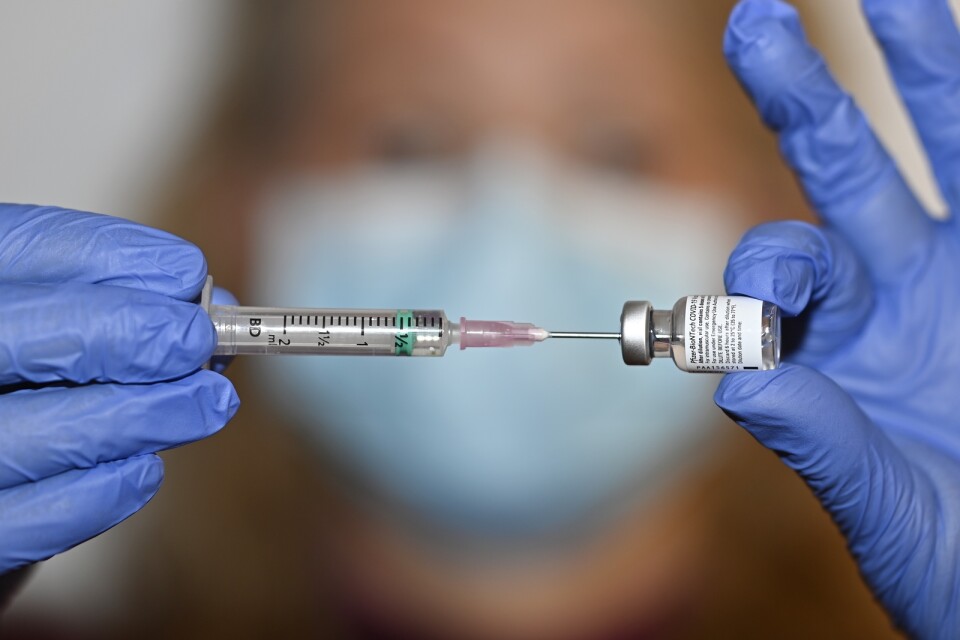 Folkhälsomyndigheten meddelar att vaccinering för viss vårdpersonal kan tidigareläggas. Arkivbild.