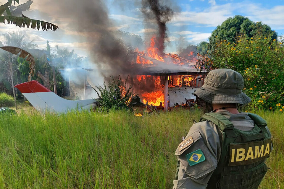 Ett hus och ett flygplan eldas upp för att inte kunna användas i den illegala gruvbranschen i yanomamiområdet i norra Brasilien. Bild från tidigare i veckan.