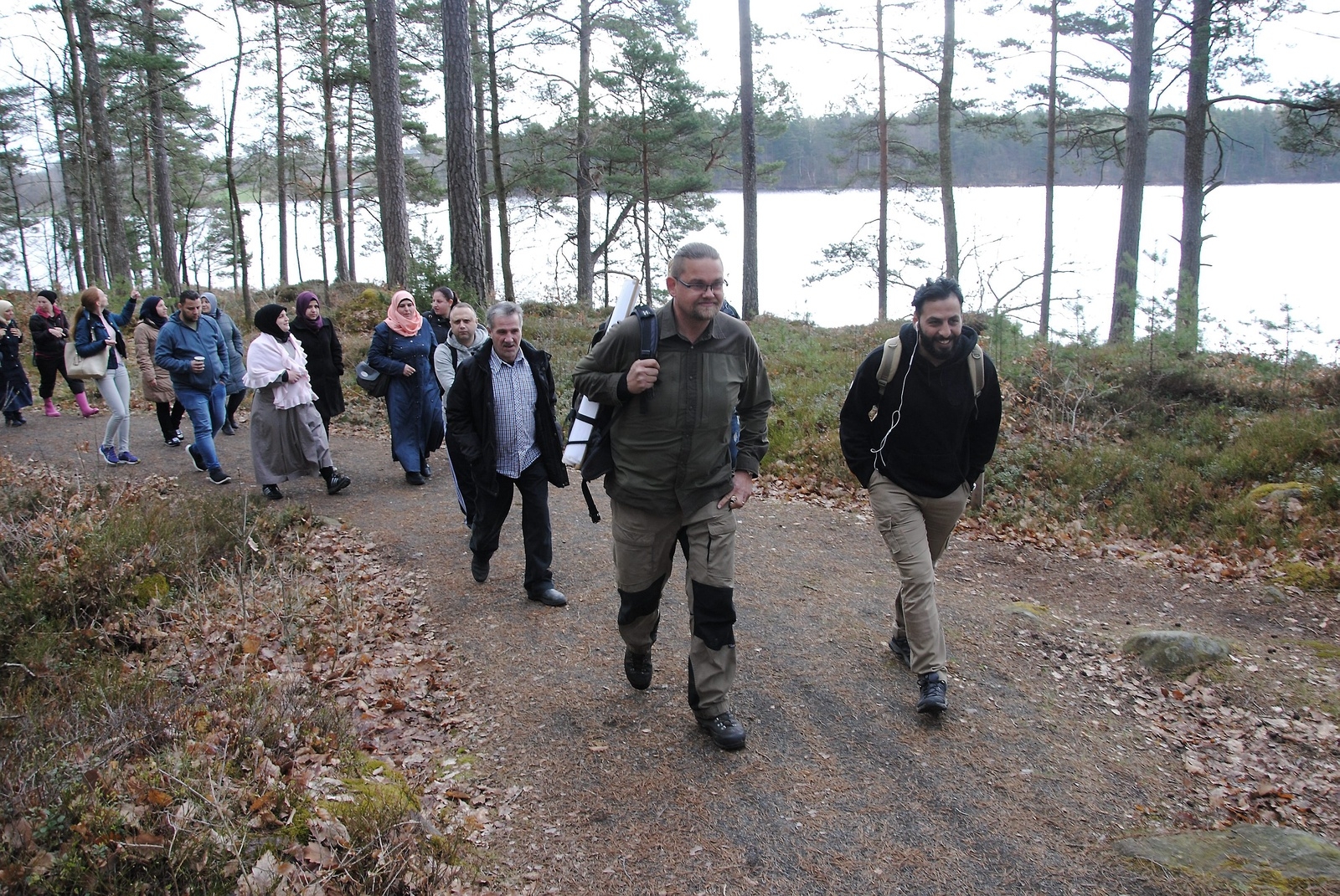 Naturen som arena för integration. Anders Larsson ledde en grupp elever från Glimåkra Folkhögskola (SFI och etableringskursen) ut i skogen.