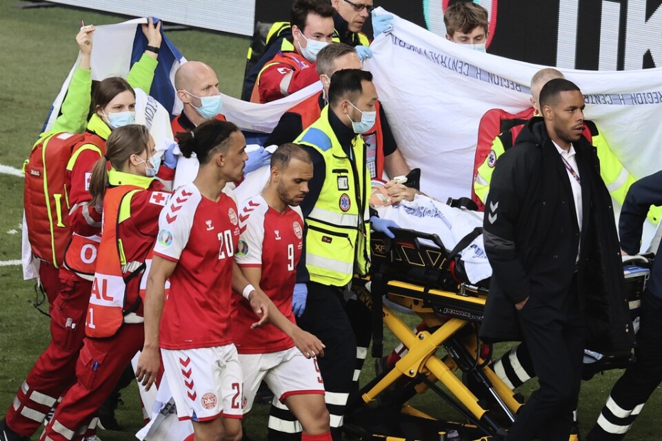 Christian Eriksen förs iväg till ambulansen efter att ha fått ett hjärtstopp under EM-matchen mot Finland i lördags.