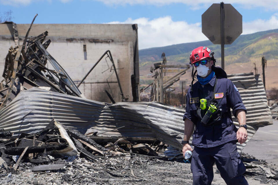 Sök- och räddningsteam är på plats i Lahaina efter brandkatastrofen.