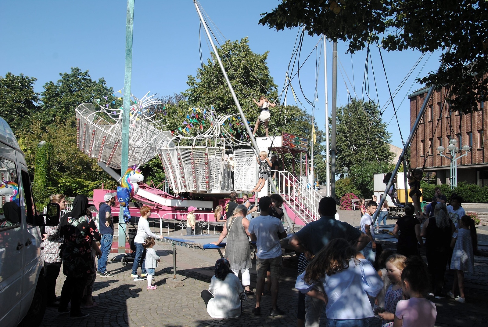 Nytorget är barnens plats med karusell och en massa annat kul.  Foto: Stefan Olofson