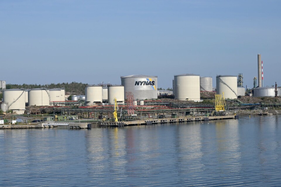 Ryska intressen visar intresse för att ta över oljebolaget Nynas som har som har sin verksamhet i närheten av en Sveriges viktigaste marinbaser.