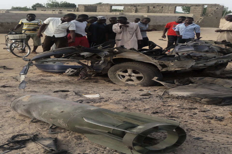Människor har samlats efter en dödlig självmordsattack utförd av Boko Haram i staden Maiduguri i Nigeria den 27 april förra året.