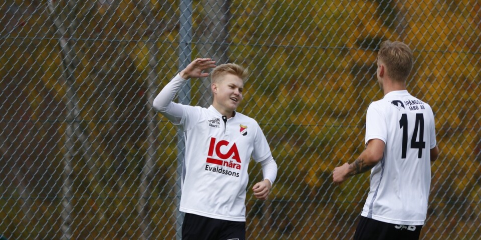 Adam Sjöberg, till vänster, firar ett av förra säsongens 17 mål tillsammans med Alfred Löfving Svensson.