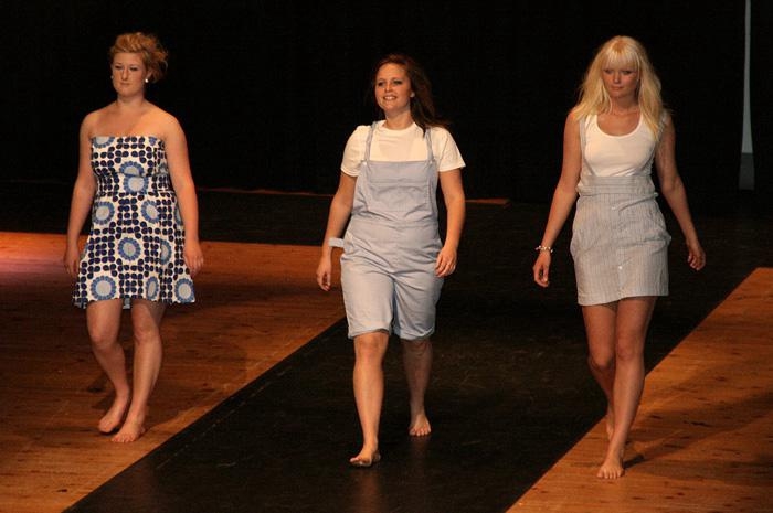 Linnea Johnsson, Katrin Magnusson och Mathilda Gustavsson klädda för sommarlov.