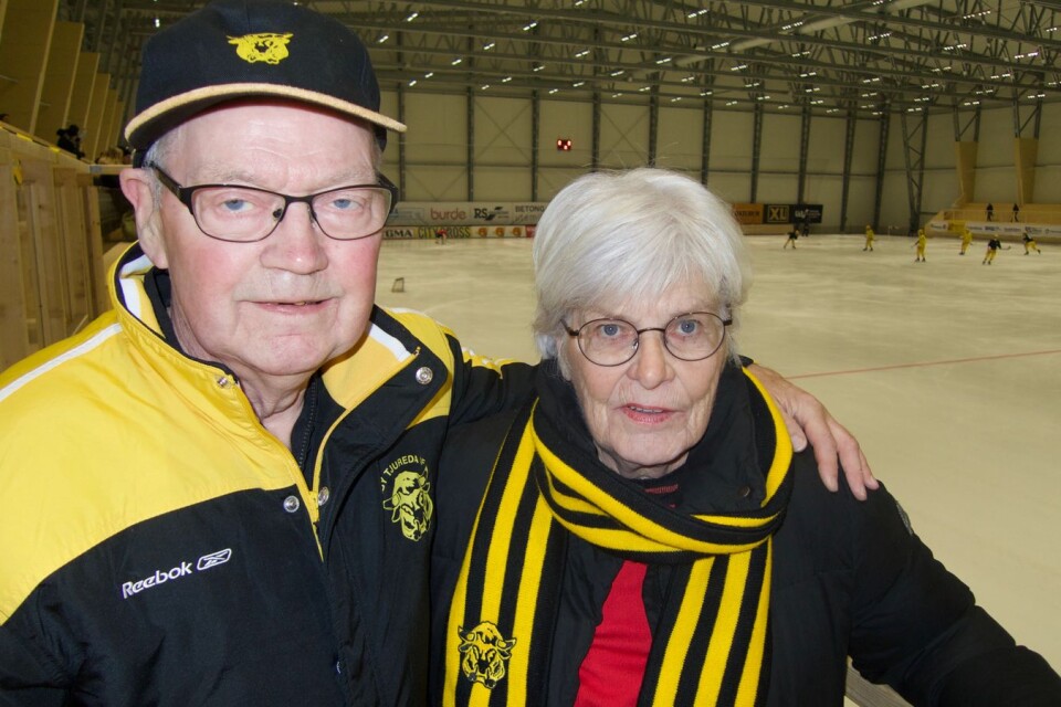 Trefaldige svenske fotbollsmästaren (IFK Norrköping och Öster) Lars-Eric ”Kek” Bergstrand med fru Eva ville se premiären.