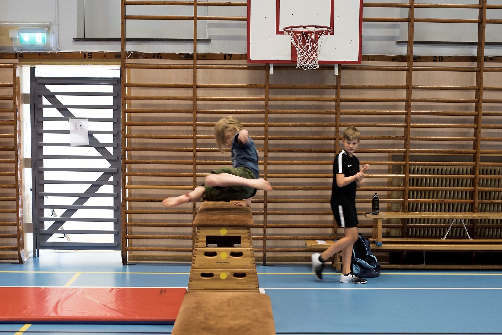 I torsdags fick barn och unga prova på parkour i Parkskolans gymnastikhall. Här hoppar Caspian över en plint. Hjalmar Svensson iakttar.