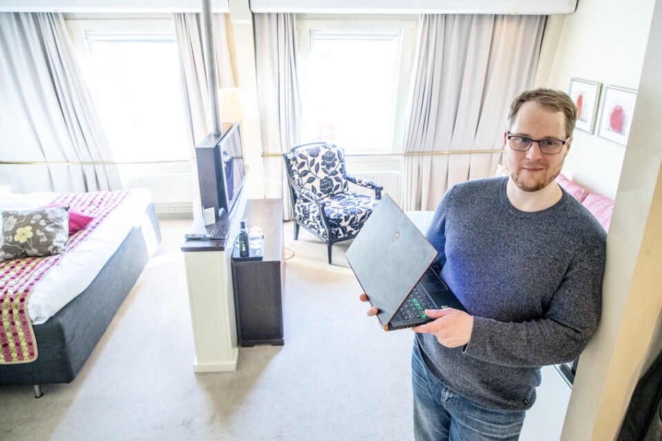 "Det här är perfekt. Dessutom bidrar jag till människor som behöver pengar nu", säger webbutvecklaren Carl som nu huserar i ett deluxerum på ett hotell i centrala Göteborg.