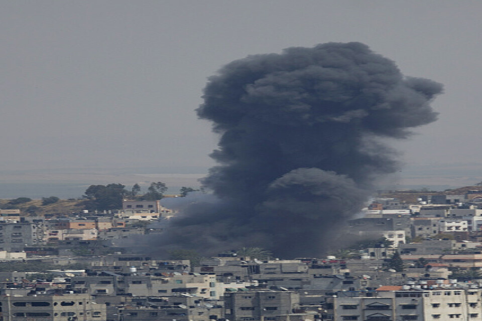 Rök stiger från en explosion efter en israelisk flygräd mot Gaza. Bilden är från i söndags, och flygräden är inte densamma som den som beskrivs i artikeln.