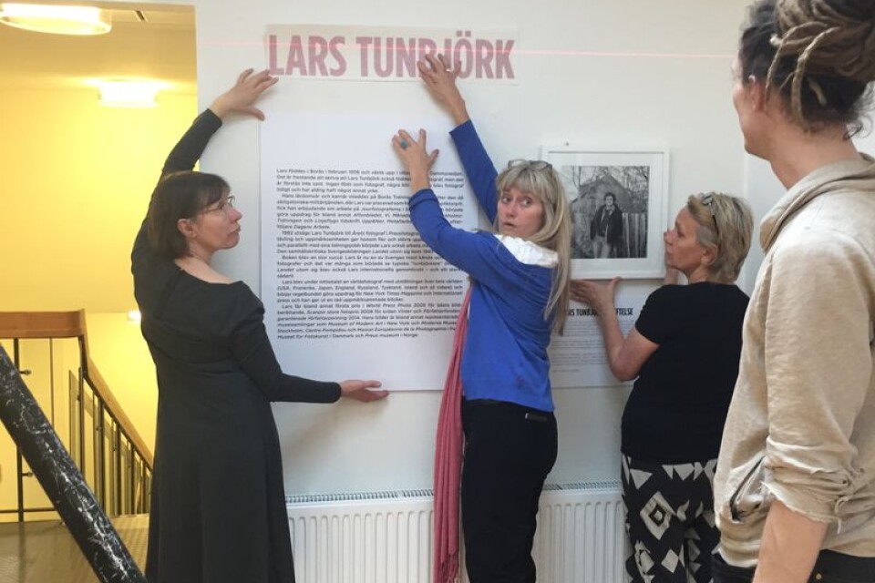 Inta Ruka, Maud Nycander, Ann Kroon och Joachim Wessman håller på med förberedelserna på Borås Konstmuseum inför invigningen av Lars Tunbjörkrummet.