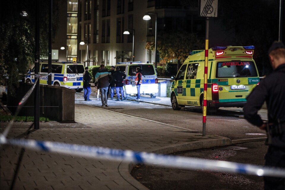 Polis och ambulans på plats i Hammarby sjöstad i södra Stockholm sent på torsdagskvällen.
