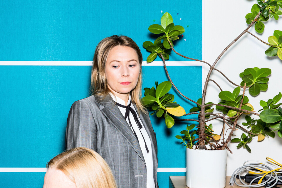 Frida Hallberg gör rollen som mellanchefen Jenny i nyskrivna pjäsen "Chefen" som har urpremiär på Årsta Folkets hus i Stockholm. Pressbild.