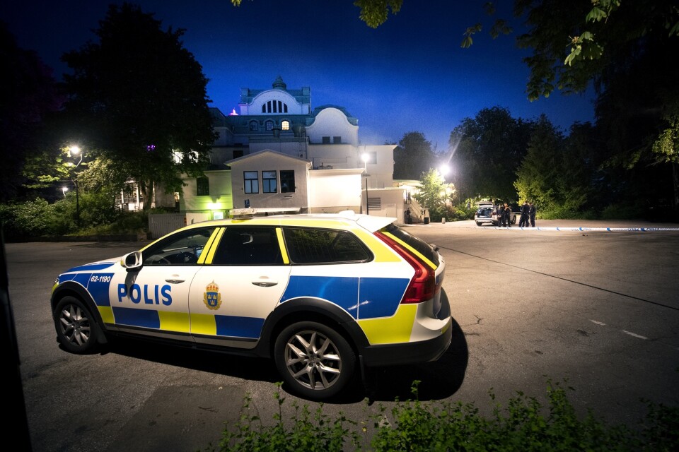 Vid 21-tiden fick polisen in flera samtal från personer. De ska ha hört vapenskott inne i Kristianstad, i Tivoliparken. Vittnen säger att de hört flera skott.
