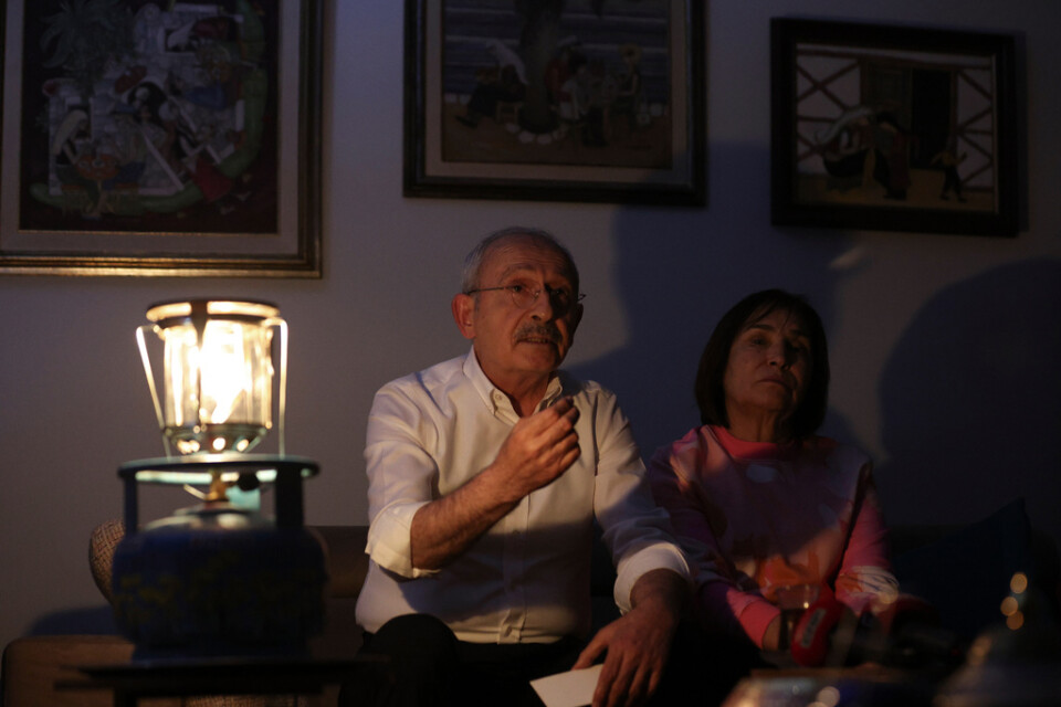 Kemal och Selvi Kiliçdaroglu i skenet av en oljelampa i parets hem i april 2022. Kiliçdaroglu vägrade betala sina elräkningar i protest mot regeringens höjning av elpriserna, vilket ledde till att myndigheterna stängde av familjens strömförsörjning.