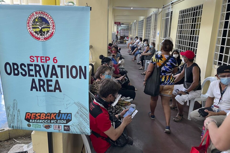 Den smittsamma deltavarianten har fått fäste i Filippinerna. Här stannar nyvaccinerade kvar för observation i staden Mandaluyong. Arkivbild.