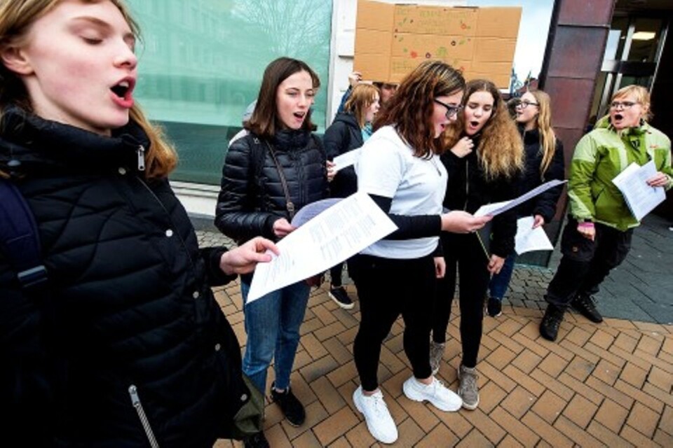 Marit Fontana Oscarsson (in the green jacket) was  one of those who took the initiative in organising a school strike for the climate in Kristianstad.