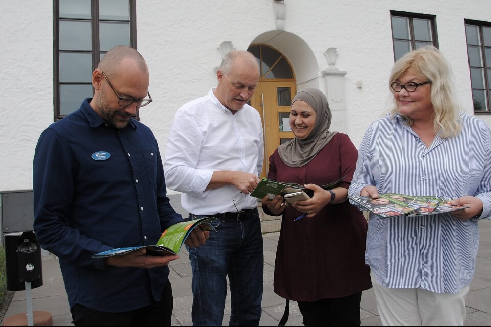 Jonas Larsson, Jan Carlson, Sura Mashat och Helena Zeberg synar det nya kulturprogrammet i Östra Göinge.