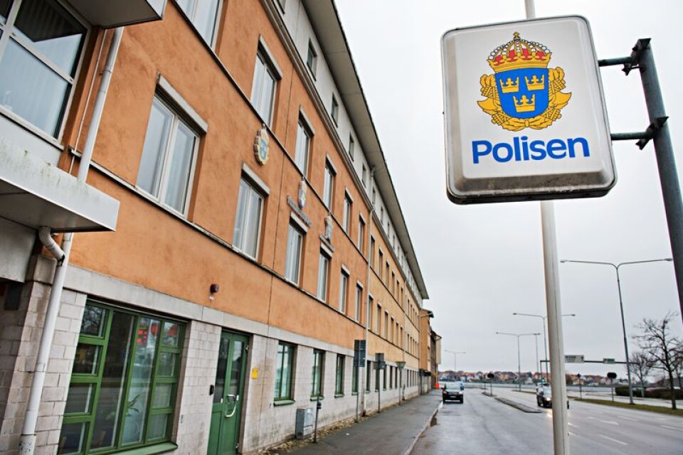Den objudne nattgästen fick i stället övernatta i polishuset i Karlskrona.