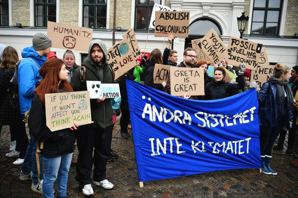 Demonstranter i den globala kllimatstrejken ”Global strike for future” på Stortorget i Lund i mars i år. ”Runt om i världen har klimatstrejkare plakat där det står 'Ändra systemet – inte klimatet' och vi i Vänsterpartiet håller med dem”, skriver Robert Armblad, Maria Garmer och Johnny Werlöv.