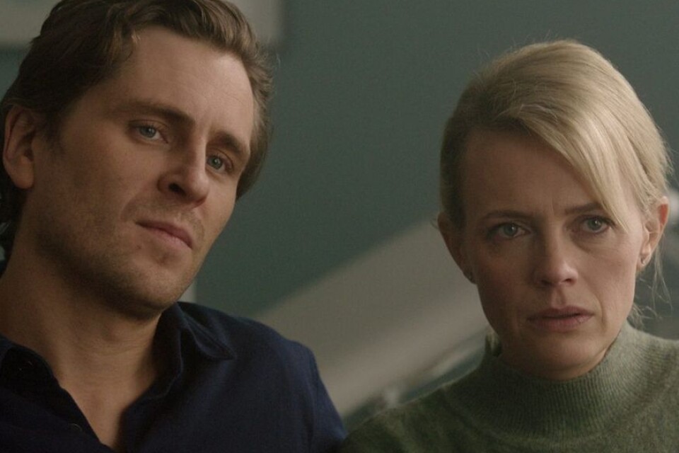Peter (Sverrir Gudnason) och Clara (Josephine Bornebusch) får inte positiva besked när de gör en fertilitetsutredning i ”Älska mig”.