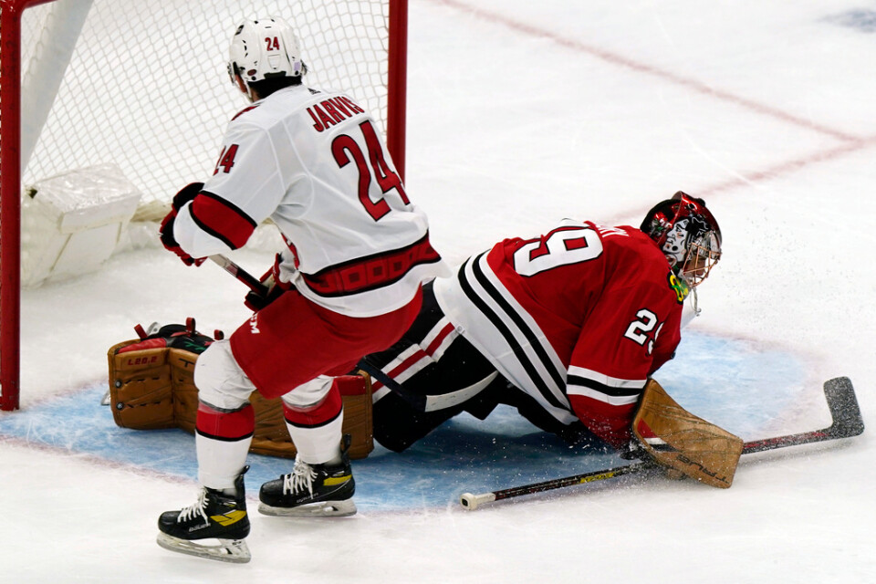 Carolinas rookie Seth Jarvis satte NHL-karriärens första mål mot Marc-Andre Fleury i Chicagomålet.