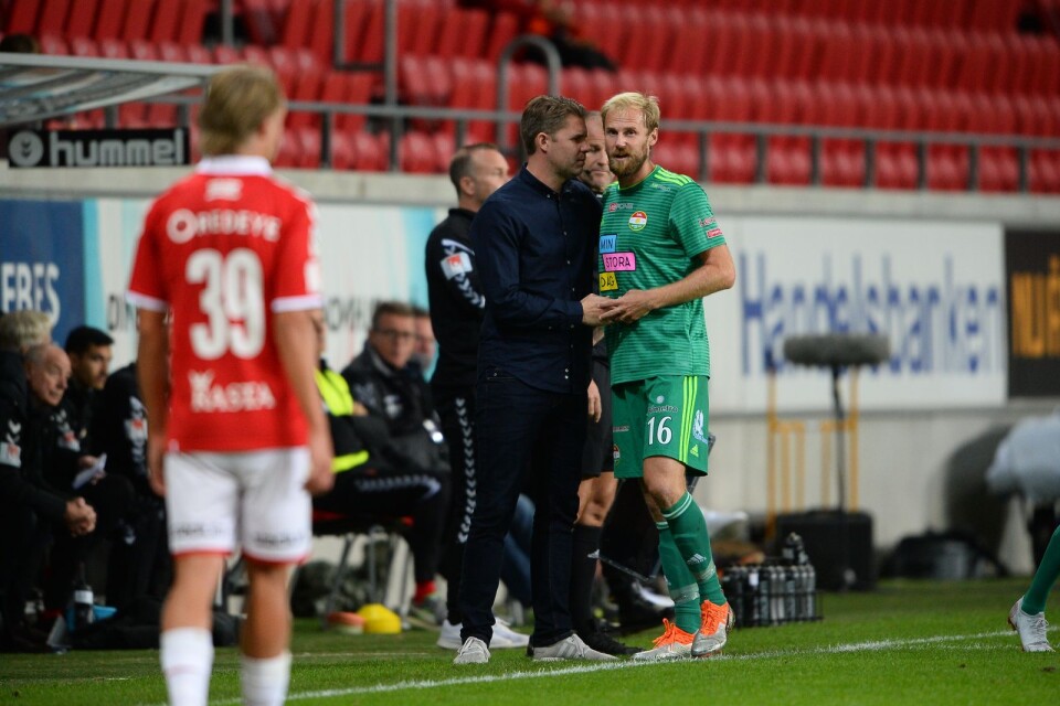 Dalkurds Marcus Thorbjörnsson byts ut och får stående ovationer från hemmaklacken, under måndagens fotbollsmatch i allsvenskan mellan Kalmar FF och Dalkurd FF på Guldfågeln Arena.