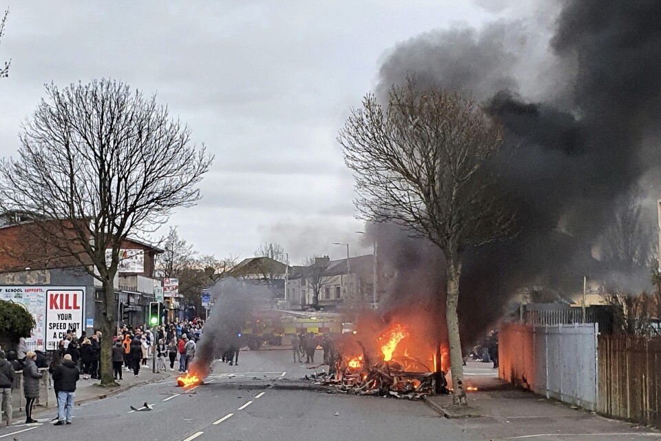 En kapad buss brinner på Shankill Road i västra Belfast i Nordirland sedan brittisktrogna lojalister satt eld på den.