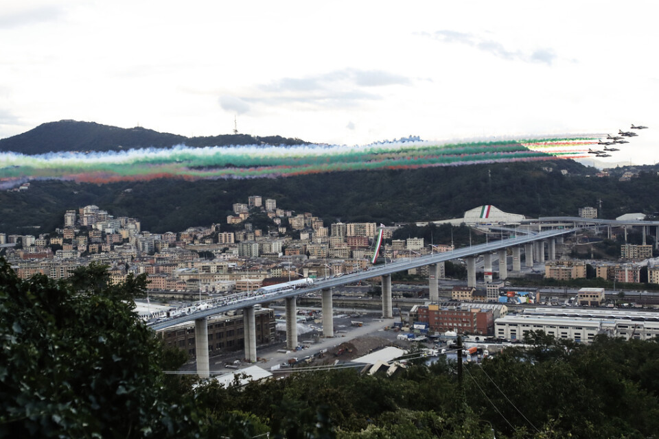 Jetplan sprider ut rök i Italiens flaggas färger under invigningen av den nya bron i Genua.