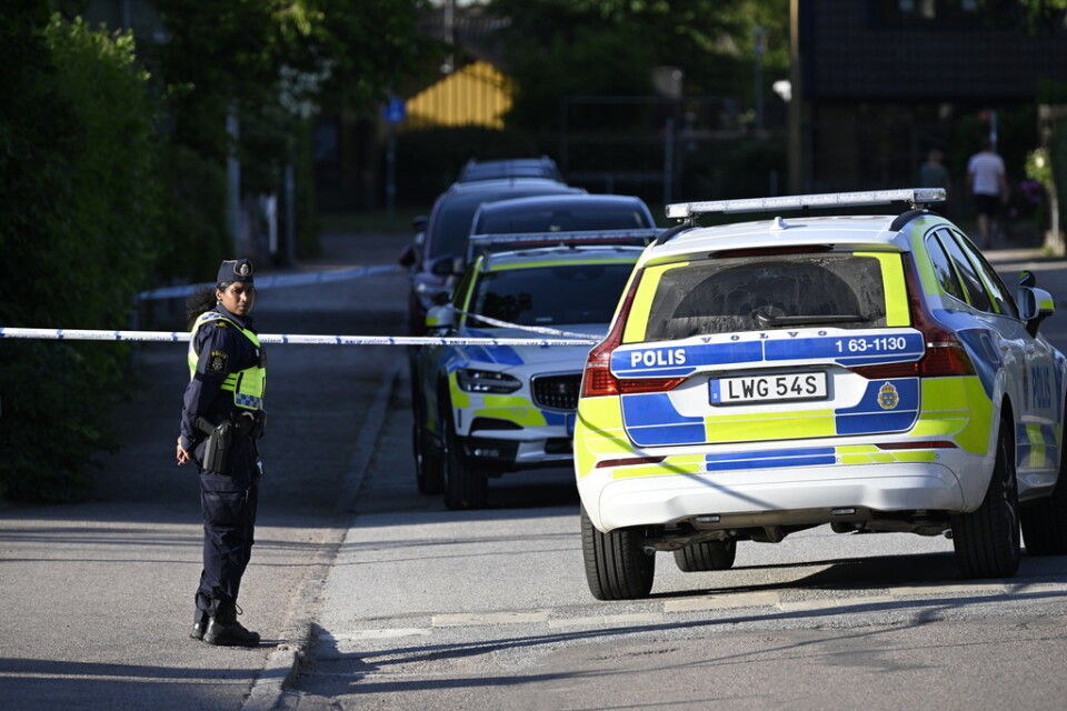 Polis på plats i Ängelholm efter att en flicka förts till sjukhus med befarade knivskador på måndagen.