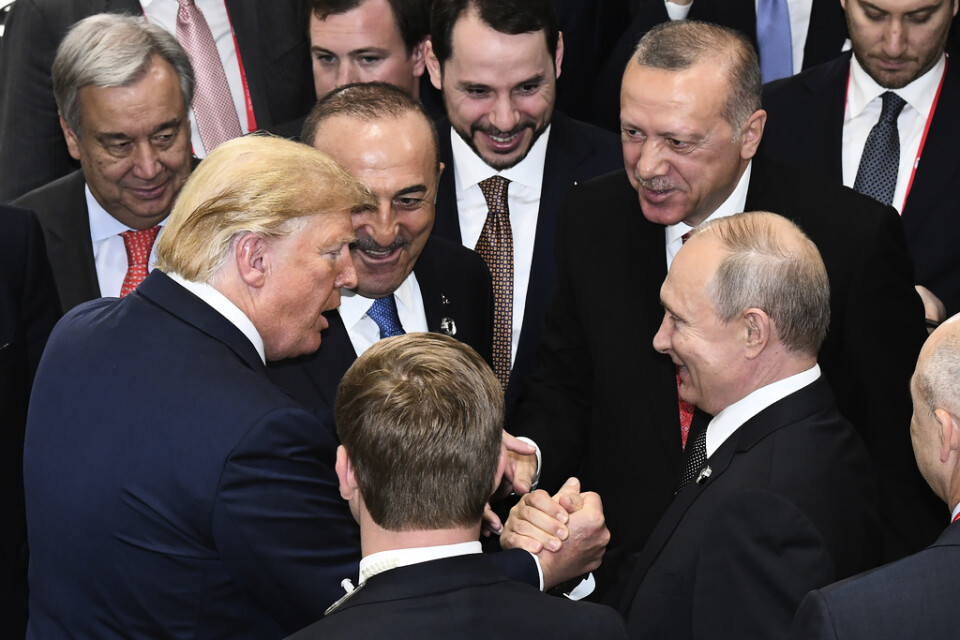 USA:s dåvarande president Donald Trump skakar hand med Rysslands president Vladimir Putin i samband med G20-mötet i Osaka i Japan 2019. Arkivbild.