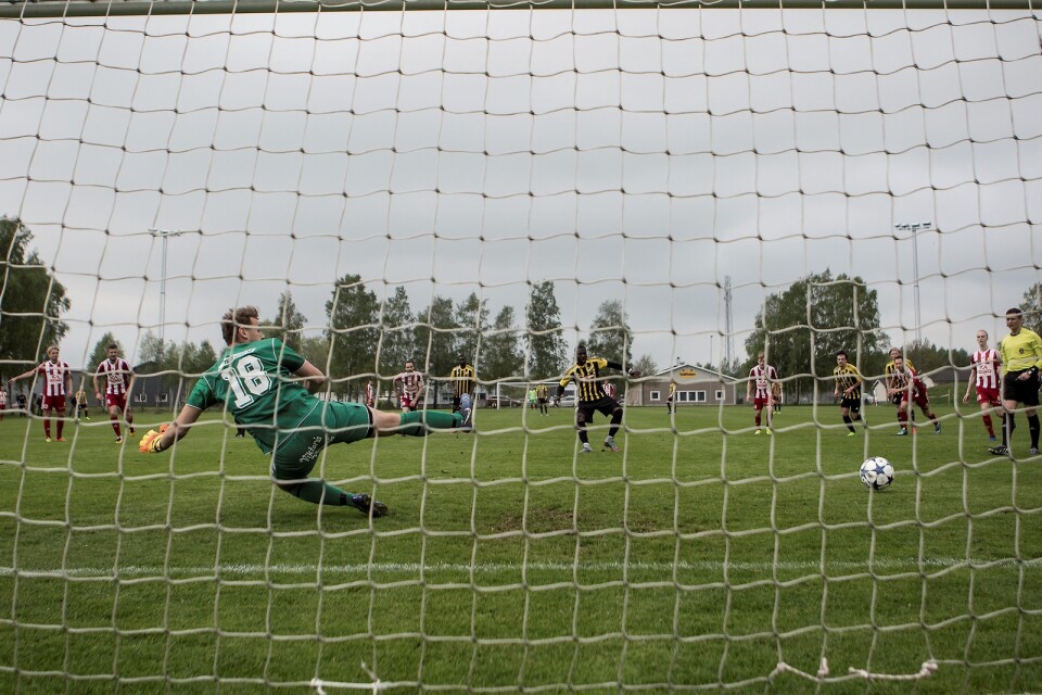 IFK Hässleholms Mike Andrew sätter säkert straffen som ger 1-0 bakom Vedran Bajramovic i Nybromålet. 
Foto: JÖRGEN JOHANSSON