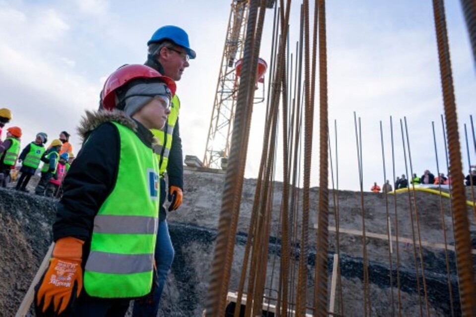 William Nilsson from Simförskolan Sally helped Municipal Councillor Pierre Månsson (L) with laying the foundation of the new bathhouse.